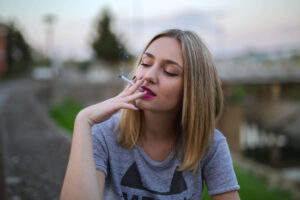 Chez les adolescents, même une consommation non quotidienne, ponctuelle, peut entraîner une dépendance comportementale et psychologique.